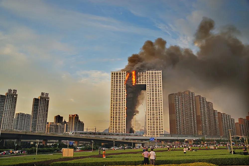 警钟！大连凯旋国际大厦7小时火灾，初判：19层一住宅起火引燃大厦外墙材料(图2)